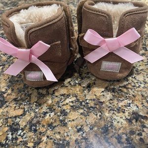 Toddler girls Uggs size 04/05